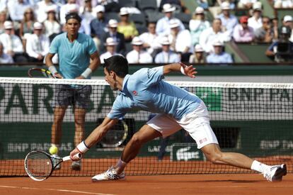 Djokovic intenta llega a una bola corta de Nadal durante la final masculina de Roland Garros 2014.