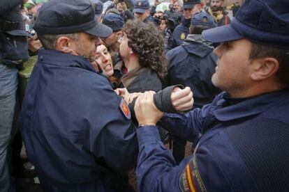 Escrache frente a la casa de la diputada Bajo Prieto en Madrid.