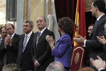 Doña Sofía y el Príncipe se suman a los aplausos de los parlamentarios al Rey, ayer, tras su discurso de apertura de la X Legislatura.