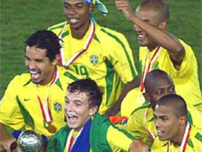 Los futbolistas brasileños, con Dudu, Dagoberto y Jardel al frente, corren, alborozados, con el trofeo.