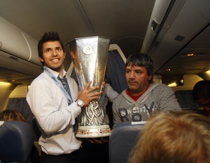 Debido a que se jugó prórroga, el Atlético tuvo que volver de madrugada a Madrid. En el avión los jugadores se hicieron fotos con la Copa, el primer trofeo que gana el club en 14 años. En la imagen, Agüero sostiene el trofeo conquistado en Hamburgo junto a su padre.