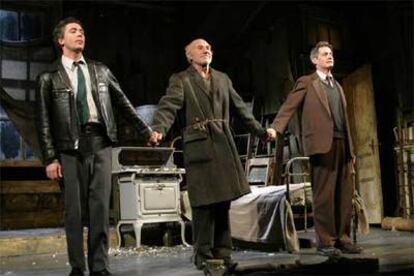 Tres actores saludan al público tras una representación de 'El cuidador', en Nueva York, en 2003.