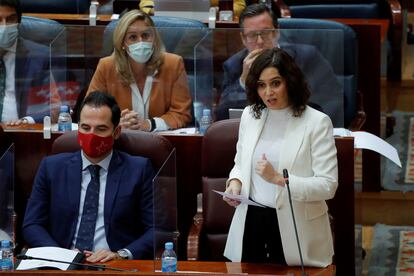 La presidenta de la Comunidad de Madrid, Isabel Díaz Ayuso, participa en una sesión del pleno de la Cámara regional este jueves en Madrid.