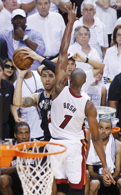 Bosh bloquea a Green en el último segundo de la prórroga.