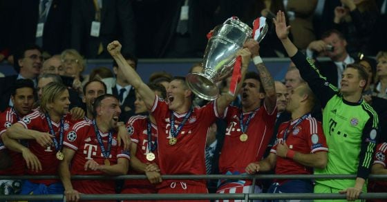Los jugadores del Bayern levantan la copa.