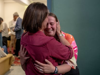 Carolina Leitao abraza a su hija luego del triunfo de 'en contra'.