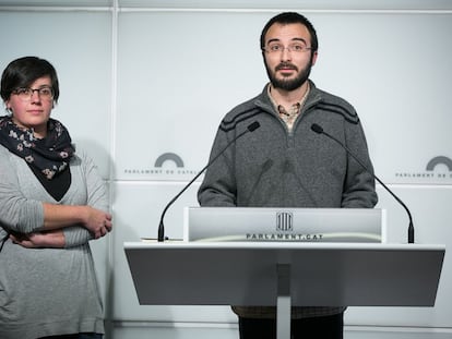 El diputado de la CUP, Albert Botran, acompañado de la nueva diputada, Mireia Boya, en una conferencia de prensa en el Parlament.