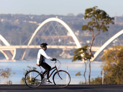 Dilma anda de bicicleta em Brasília, próximo ao Palácio do Alvorada, no último dia 3, às vésperas do início dos jogos.