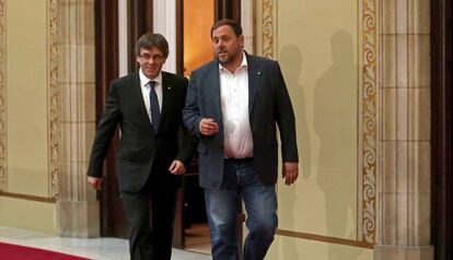 Puigdemont i Junqueres surten del despatx presidencial.