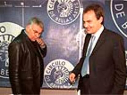 Felipe González (izquierda) y José Luis Rodríguez Zapatero, en la presentación de 'El relevo'.
