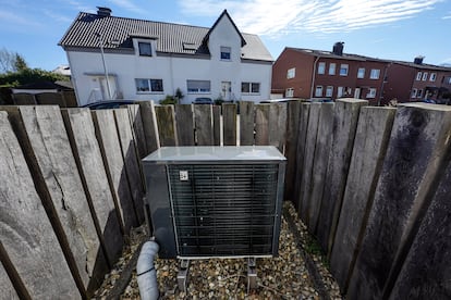 Instalación de un sistema de bomba de calor aire-agua en una nueva urbanización de Marl, Alemania, el 4 de abril.