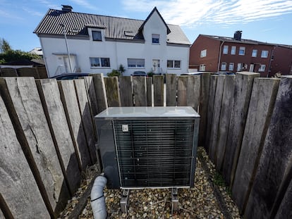 Instalación de un sistema de bomba de calor aire-agua en una nueva urbanización de Marl, Alemania, el 4 de abril.