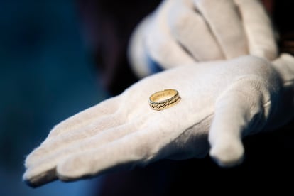 Martin Nolan, director ejecutivo de Julian's Auction, sostiene el anillo de matrimonio grabado perteneciente a Allen Ludden, tercer esposo de Betty White.