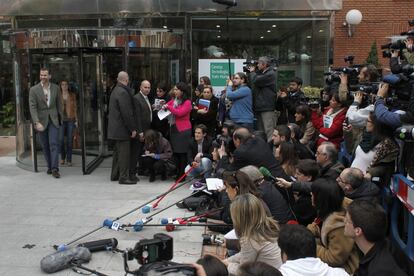 Multitud de medios de comunicación esperan noticias del resultado de la operación de hernia discal.