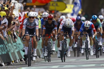 El belga Jasper Philipsen (L) gana la primera etapa del Tour de Francia este sábado.