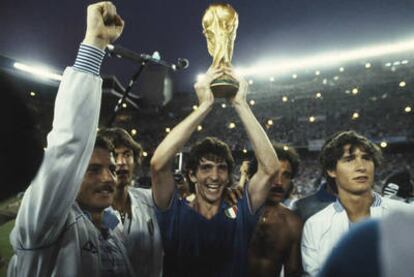 Paolo Rossi, con la Copa del Mundo de 1982