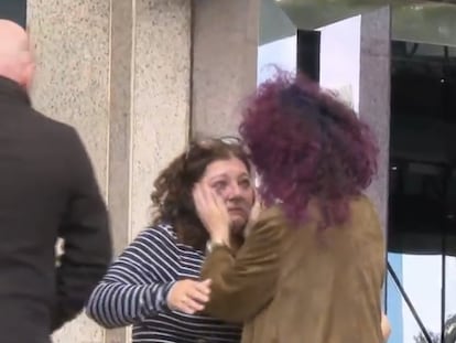 Nines, madre de un chico asesinado en un túnel en Madrid, se abraza con la madre del acusado del crimen, supuesto miembro de los Dominican Don't Play.