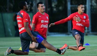 Jean Beausejour, Gary Medel y Alexis Sánchez