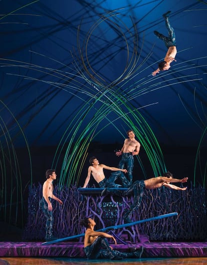 Seis acróbatas forman el número de la báscula. La Gran Carpa Blanca del Cirque du Soleil acoge a unas 2.000 personas, que en algunos momentos de este montaje forman parte también del espectáculo.