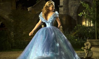 La actriz Lily James interpretando a La Cenicienta.