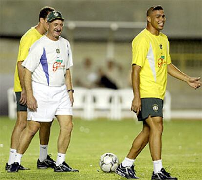 Ronaldo bromea con el seleccionador brasileño, durante la preparación del encuentro con Paraguay.