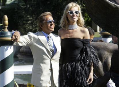 Valentino y la modelo Eva Herzigova llegan ayer por la mañana a Venecia.