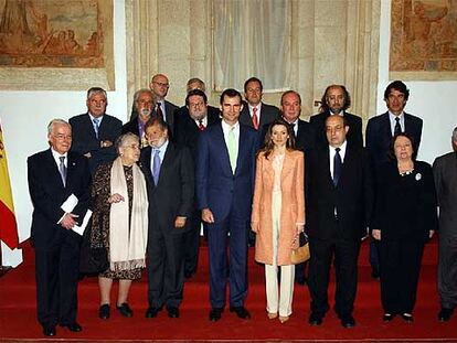 Los príncipes de Asturias posan con algunos participantes en el I Congreso Nacional de la Lectura y autoridades de Extremadura, ayer en Cáceres.