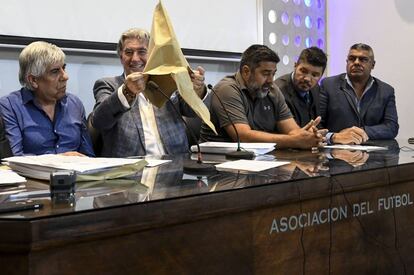 Armando Pérez, el único de los dirigentes que abandonó la seriedad durante la apertura de sobres.