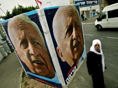 Un ciudadano pasa ante un cartel de propaganda electoral del partido de Sharon, en 2006.