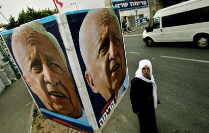 Un ciudadano pasa ante un cartel de propaganda electoral del partido de Sharon, en 2006.