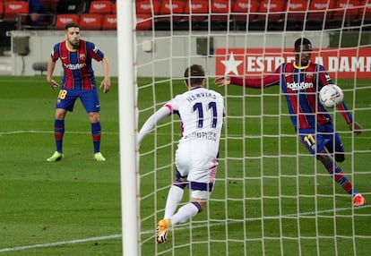 Ousmane Dembélé, en el remate que supuso el gol del triunfo del Barcelona ante el Valladolid