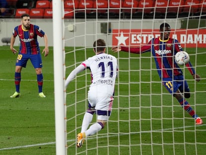 Ousmane Dembélé, en el remate que supuso el gol del triunfo del Barcelona ante el Valladolid