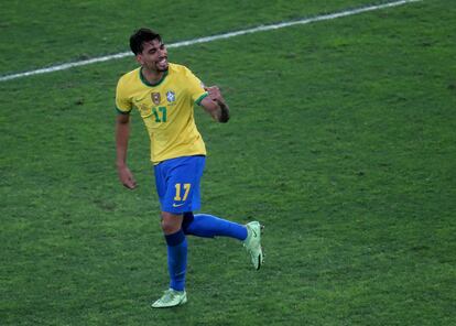 Lucas Paquetá comemora gol marcado contra o Peru.