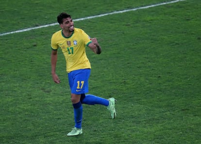 Lucas Paquetá comemora gol marcado contra o Peru.