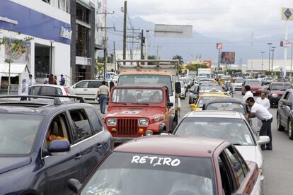 Cientos de conductores hacen fila en una gasolinera este miércoles en el estado de Oaxaca, en espera de abastecerse de combustible mientras maestros del CNTE mantienen bloqueada la planta de distribución desde hace días.