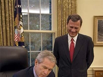 George Bush firma el acta de nombramiento de John Roberts.