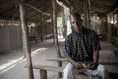 Jean de Dieu Liyande Walo, de 52 años, agricultor y diácono, sujeta una Biblia en uno de los bancos de la iglesia de Yalikombo, en el interior de Congo. Este padre de nueve hijos sufrió la enfermedad del sueño a partir de 2007 y su familia pensó que se trataba de brujería. Cinco años más tarde le diagnosticaron el mal y se curó gracias a un nuevo tratamiento llamado NECT.