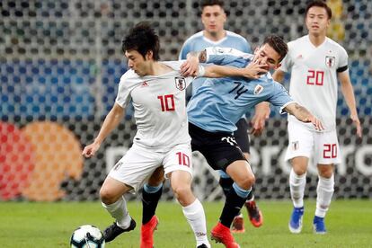 Nakajima controla el balón ante Torreira en Porto Alegre. 
 