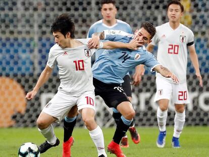 Nakajima controla el balón ante Torreira en Porto Alegre. 
 