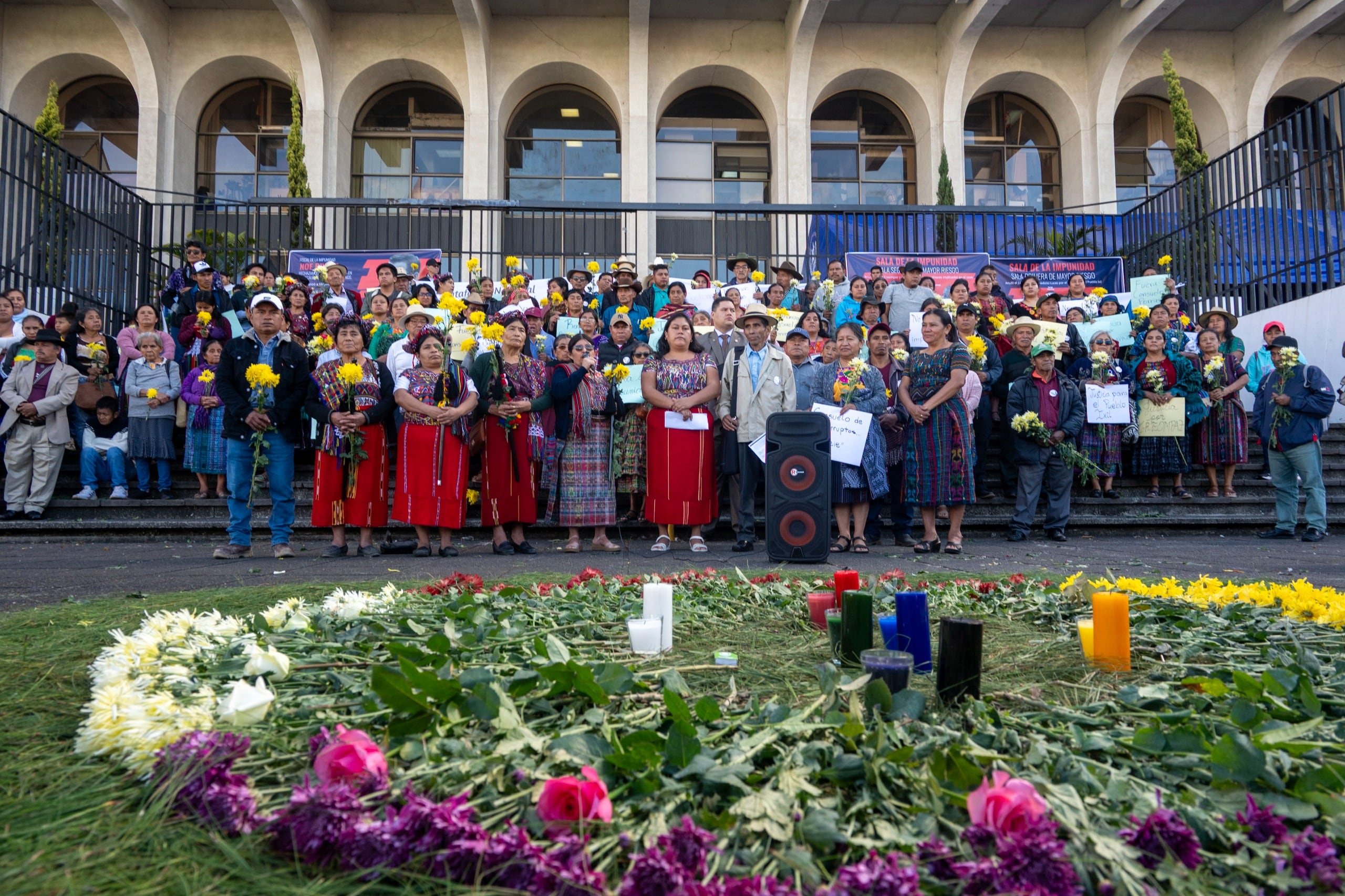 Las víctimas y sobrevivientes del Conflicto Armado Interno de Guatemala se pronuncian frente a la Corte Suprema de Justicia el 10 de diciembre de 2024.