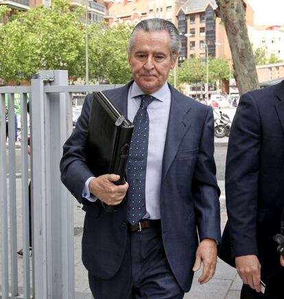 El expresidente de Caja Madrid Miguel Blesa (i) a su llegada a los juzgados de Plaza de Castilla para declarar ante el juez de instrucción número 9 de Madrid, Elpidio José Silva, en relación a la querella presentada por Manos Limpias por la compra de un banco en 2008, en junio de 2013.