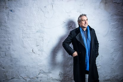 Juanjo Puigcorbé posa junto al teatro Pavón de Madrid.