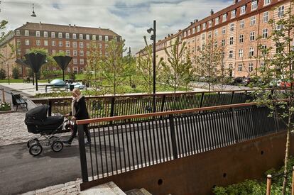 St. Kjeld se ha convertido en el primer barrio del mundo preparado para el cambio climático, con aceras permeables y parques con depósitos subterráneos.
