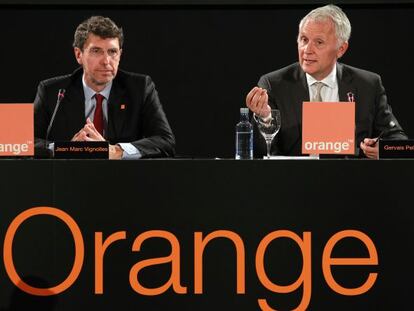 El director general adjunto del grupo Orange, Gervais Pellisier, a la derecha, y el consejero delegado de Orange España, Jean Marc Vignolles, durante la rueda de prensa que han ofrecido hoy miercoles en Madrid.