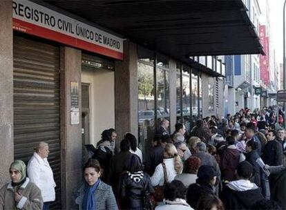 Cientos de personas en la puerta de la sede del Registro Civil de Madrid durante la primera jornada de huelga de los funcionarios.