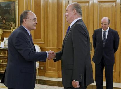 El Rey Juan Carlos saluda al gobernador del Banco de Espa&ntilde;a, Luis Linde.