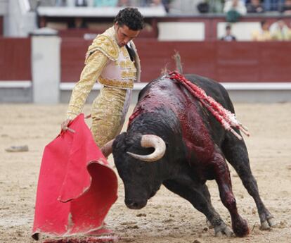 El diestro Matías Tejela, durante su primera faena en la corrida de la Feria del Aniversario celebrada ayer en Las Ventas.