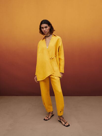 Si buscas una prenda a medio camino entre la americana y la camisa, con un toque exótico, te gustará este kimono corto 100% lino en amarillo de Massimo Dutti.

149€