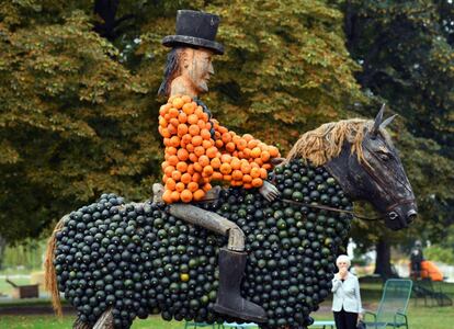 Escultura hecha de madera y calabazas en una exposición llamada 'Pumpkin Sport', en Enfurt (Alemania).