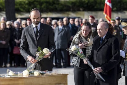 El primer ministro, Édouard Philippe, y el ministro del Interior, Gérard Collomb, junto con la hija de Christian Medves en el funeral de las víctimas del atentado